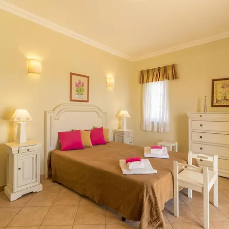 Casa Dos Is A Wonderful That Is Situated In A Quiet Area With Country Views Βίλα *