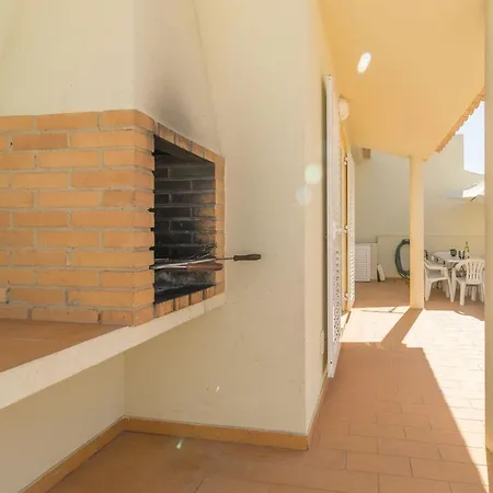 Casa Dos Is A Wonderful That Is Situated In A Quiet Area With Country Views Βίλα *