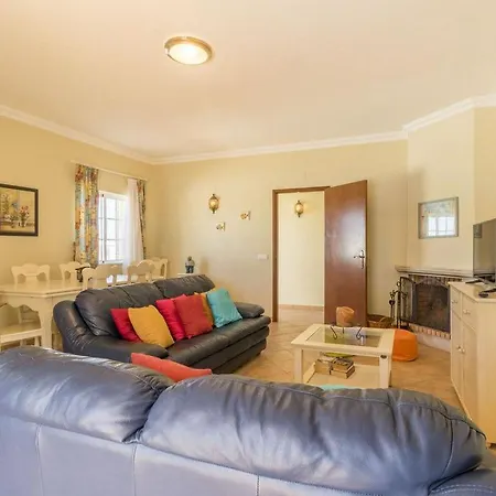 Casa Dos Is A Wonderful That Is Situated In A Quiet Area With Country Views Βίλα Armação de Pêra